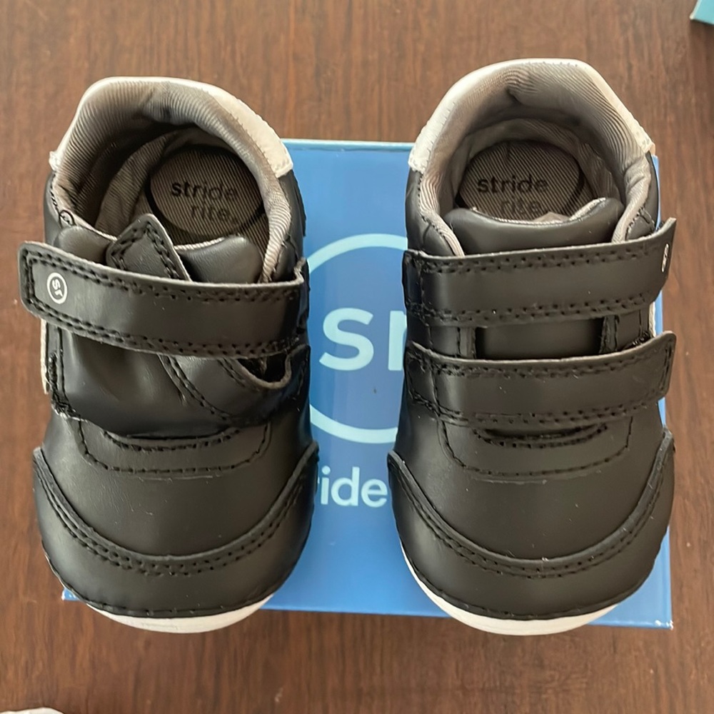 Stride rite, baby boy, black leather Velcro sneakers
